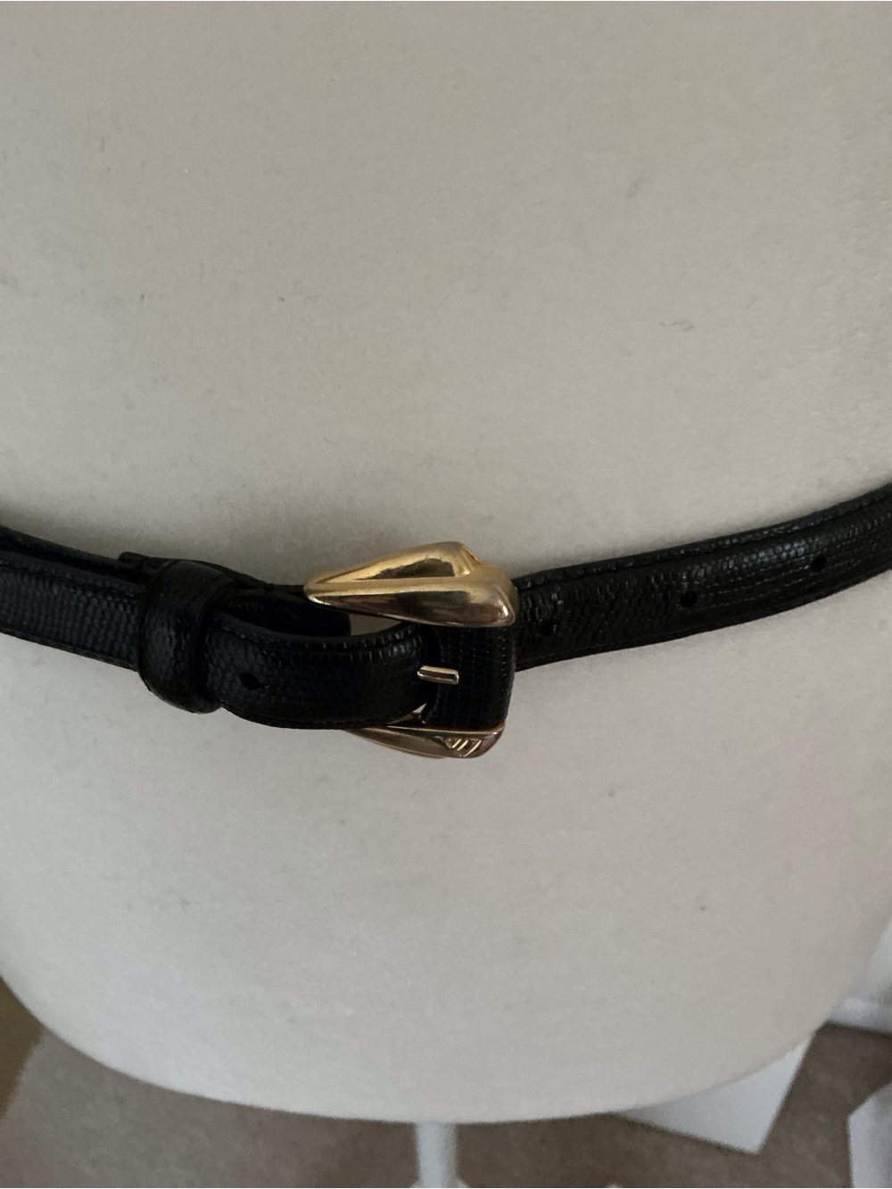 VTG LIZ CLAIBORNE SCULPTED BLACK LEATHER EMBOSSED GOLD TONE METAL BUCKLE BELT